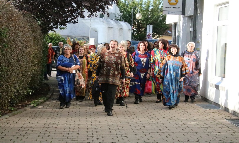 Der GospelChor Saarbrücken zieht singend durch die Innenstadt von St. Wendel